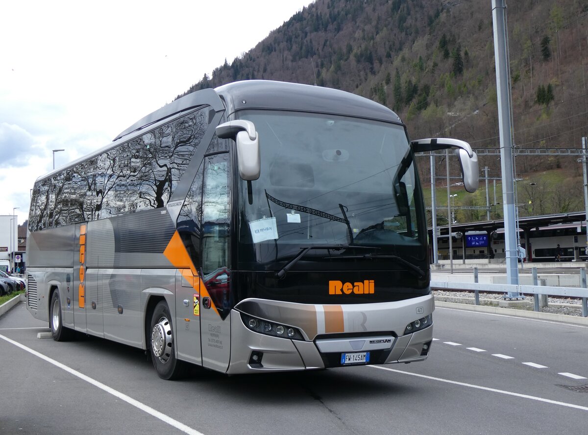 (260'981) - Aus Italien: Reali, Alatri - Nr. 47/FW-145 AM - Neoplan am 4. April 2024 beim Bahnhof Interlaken Ost