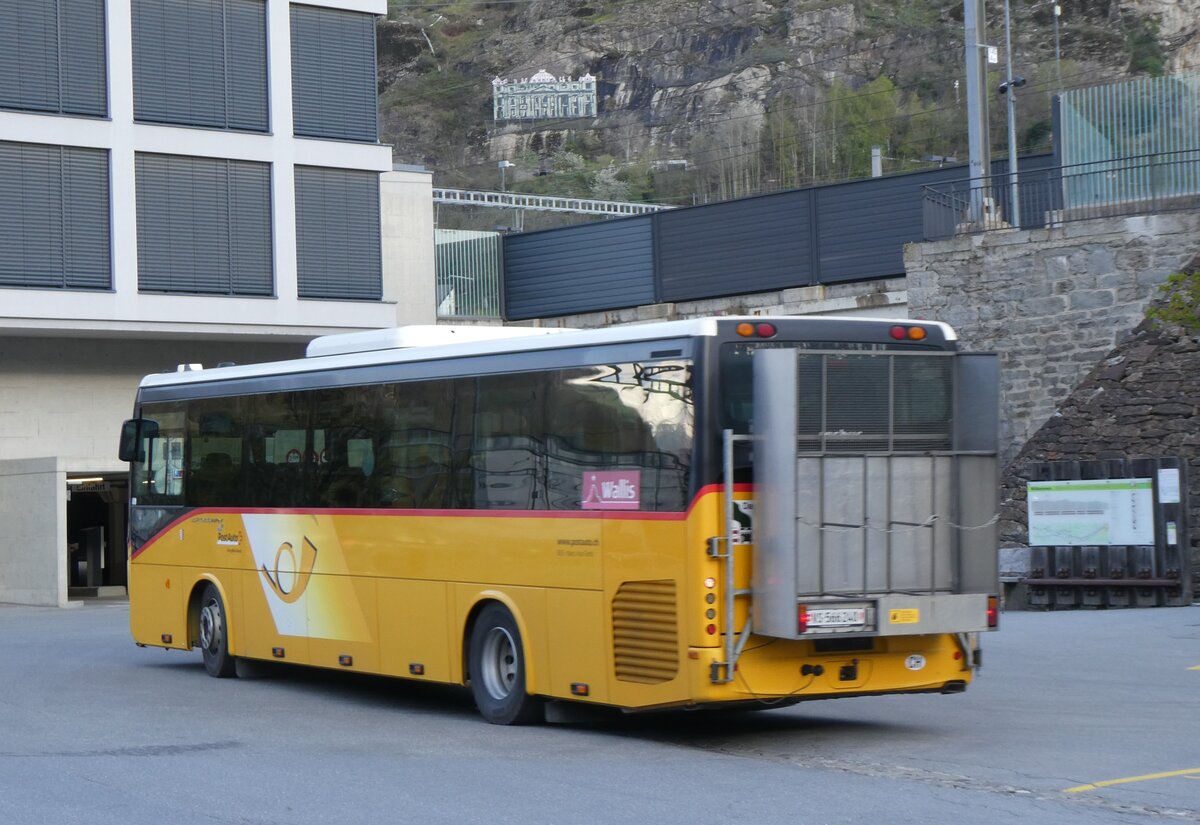 (261'019) - PostAuto Wallis - VS 566'240/PID 5174 - Irisbus (ex BUS-trans, Visp) am 6. April 2024 beim Bahnhof Birg