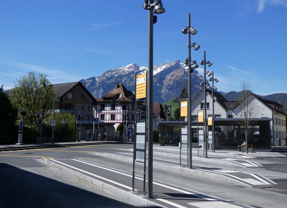 (261'048) - PostAuto-Haltestellen am 6. April 2024 beim Bahnhof Stans