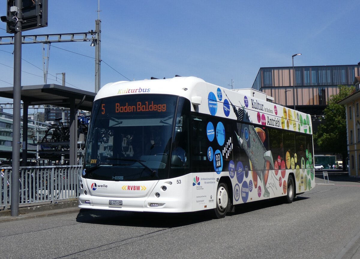 (261'174) - RVBW Wettingen - Nr. 53/AG 225'498 - eHess am 12. April 2024 beim Bahnhof Baden