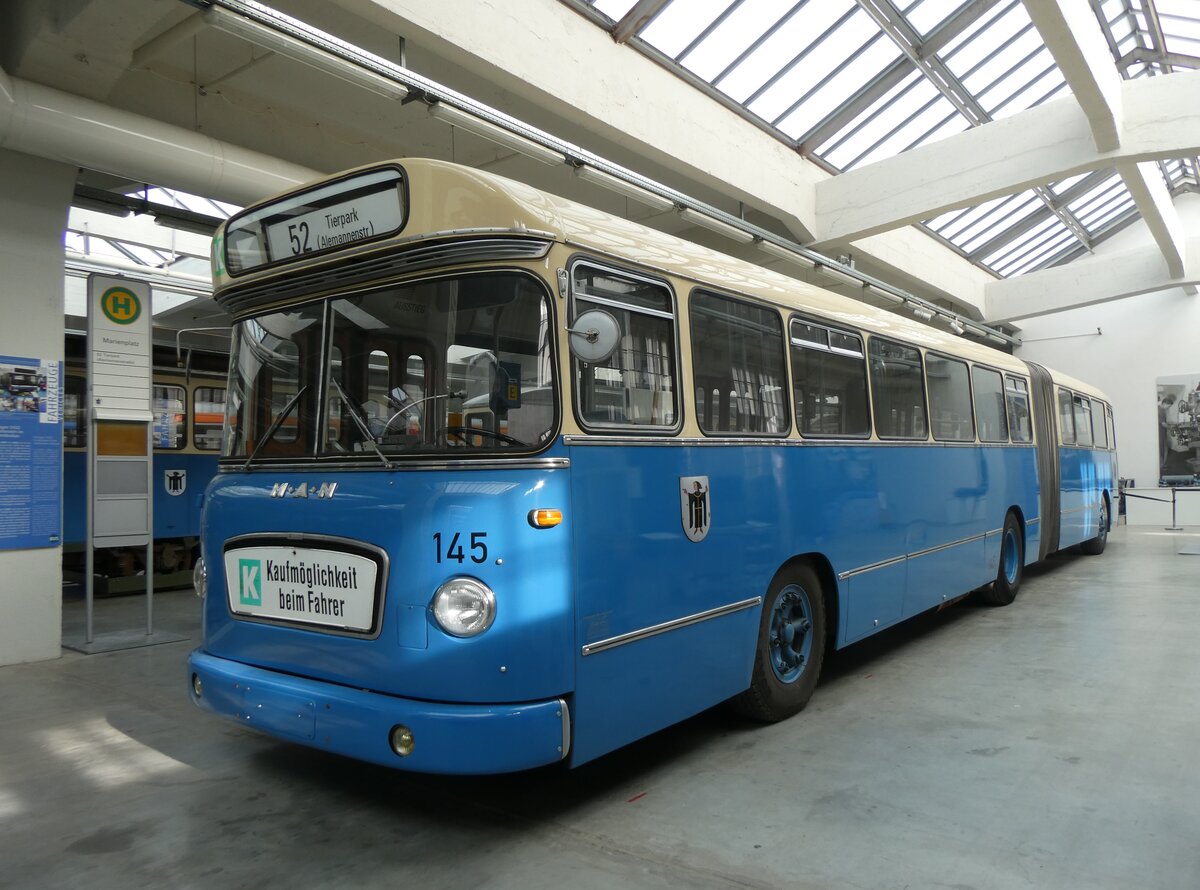 (261'263) - MVG M�nchen (OCM) - Nr. 145 - MAN/G�ppel (ex Privat in Hessen; ex MVG M�nchen Nr. 145) am 13. April 2024 in M�nchen, MVG-Museum