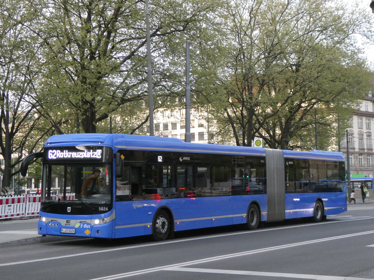 (261'288) - MVG M�nchen - Nr. 5026/M-VG 5026 - eEbusco am 13. April 2024 in M�nchen, Sendlinger Tor