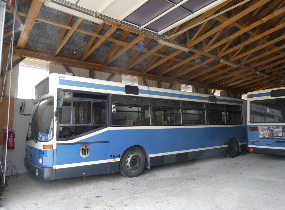 (261'310) - MVG M�nchen (OCM) - Nr. 5504 - MAN (ex Thiermann, Kirchdorf; ex Kirschner, Martfeld; ex H�ndler, Sittensen; ex MVG M�nchen Nr. 5504) am 14. April 2024 in Grossk�llnbach, Lager (Teilaufnahme)