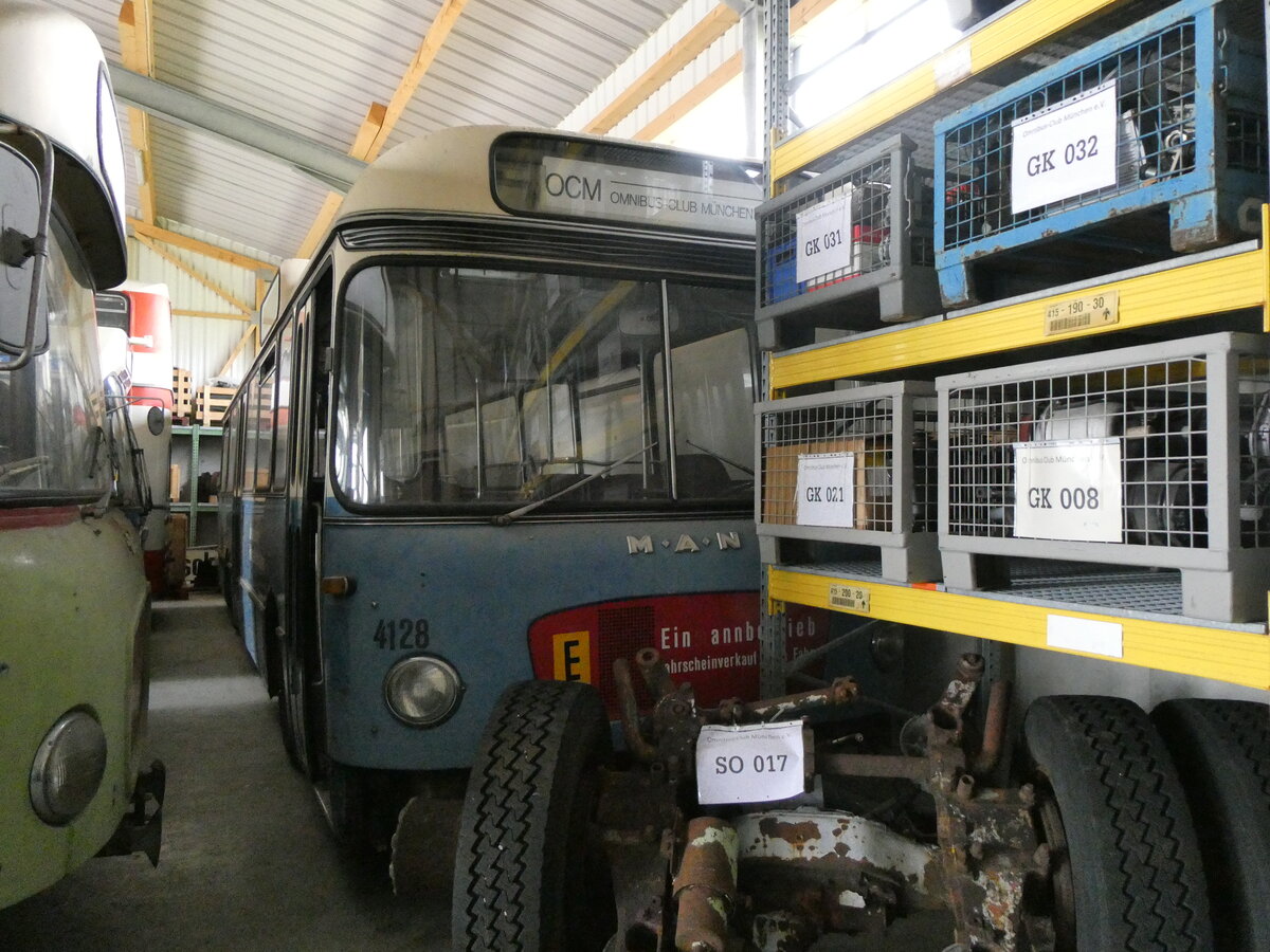 (261'319) - MVG M�nchen (OCM) - Nr. 4128 - MAN (ex Privatfirma, Neuburg/Donau; ex MVG M�nchen Nr. 4128) am 14. April 2024 in Grossk�llnbach, Lager (Teilaufnahme)