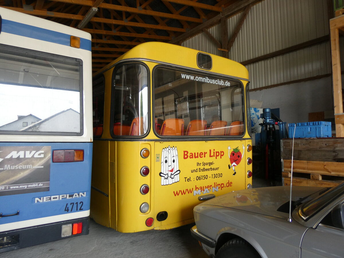 (261'329) - Bauer Lipp, Weiterstadt - MAN (ex MVG M�nchen Nr. 4458) am 14. April 2024 in Grossk�llnbach, Lager OCM (Teilaufnahme)