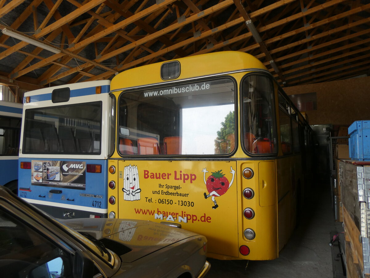 (261'330) - Bauer Lipp, Weiterstadt (OCM) - MAN (ex MVG M�nchen Nr. 4458) am 14. April 2024 in Grossk�llnbach, Lager OCM