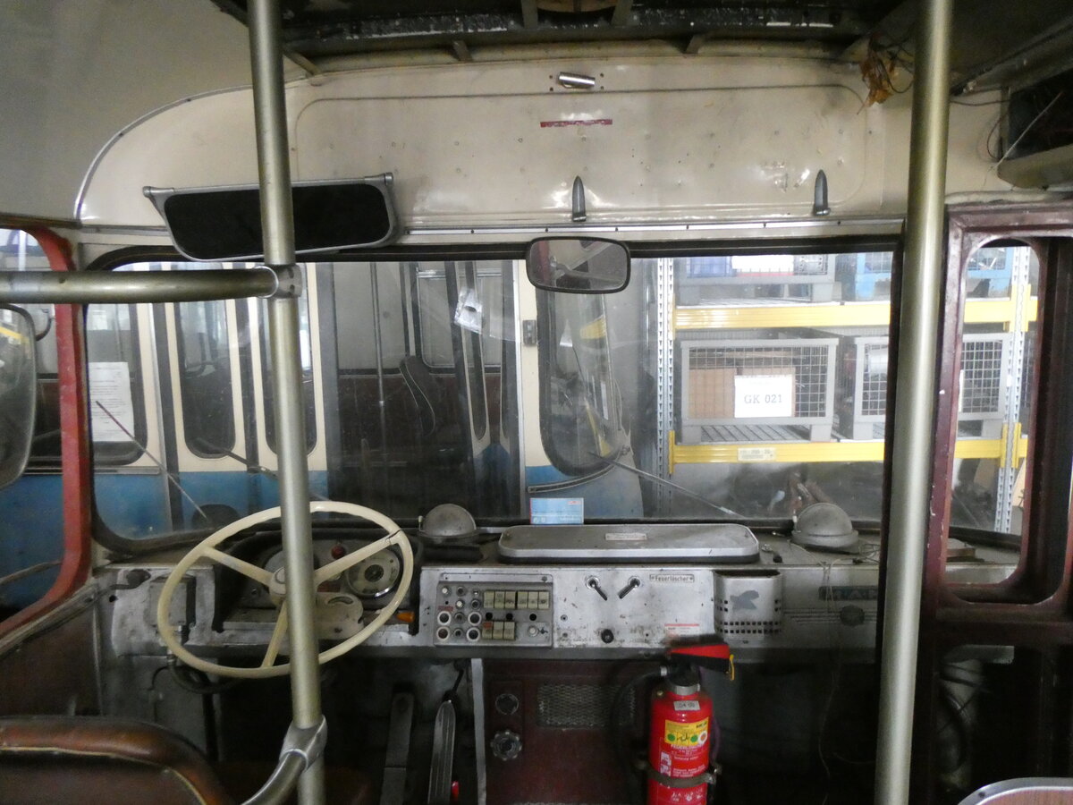 (261'335) - OCM, M�nchen - Nr. 8 - MAN/Krauss-Maffei (ex Polizeipr�sidium, M�nchen; ex MVG M�nchen Nr. 366) am 14. April 2024 in Grossk�llnbach, Lager (Innenaufnahme)