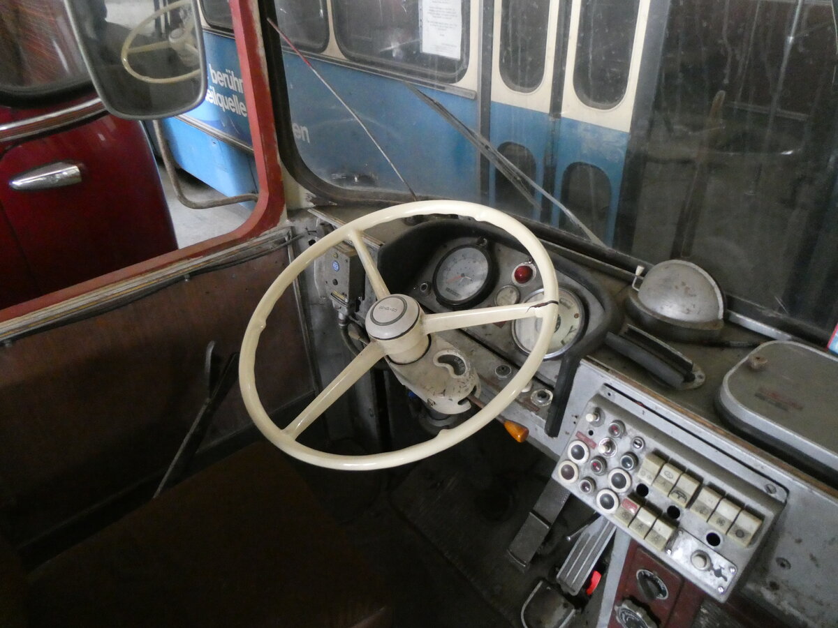 (261'336) - OCM, M�nchen - Nr. 8 - MAN/Krauss-Maffei (ex Polizeipr�sidium, M�nchen; ex MVG M�nchen Nr. 366) am 14. April 2024 in Grossk�llnbach, Lager (Innenaufnahme)