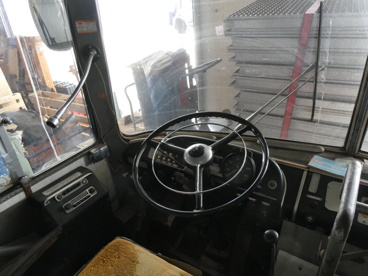 (261'340) - Sumser, M�hldorf (OCM) - Mercedes/Ludewig Anderthalbdecker (ex Zartmann, Neckarsulm) am 14. April 2024 in Grossk�llnbach, Lager OCM (Innenaufnahme)