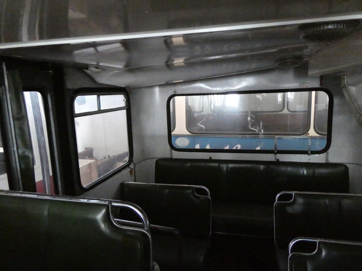 (261'341) - Sumser, M�hldorf (OCM) - Mercedes/Ludewig Anderthalbdecker (ex Zartmann, Neckarsulm) am 14. April 2024 in Grossk�llnbach, Lager OCM (Innenaufnahme)