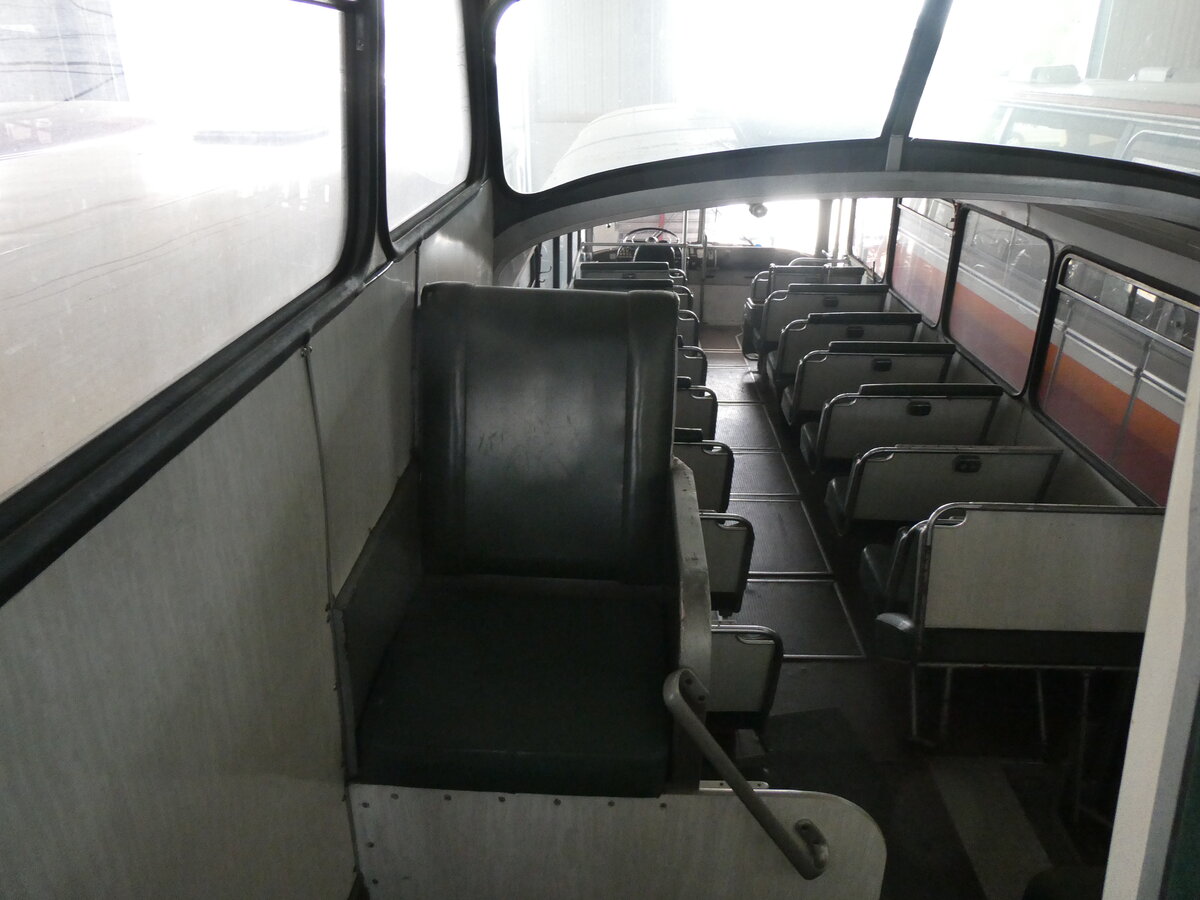 (261'346) - Sumser, M�hldorf (OCM) - Mercedes/Ludewig Anderthalbdecker (ex Zartmann, Neckarsulm) am 14. April 2024 in Grossk�llnbach, Lager OCM (Innenaufnahme)