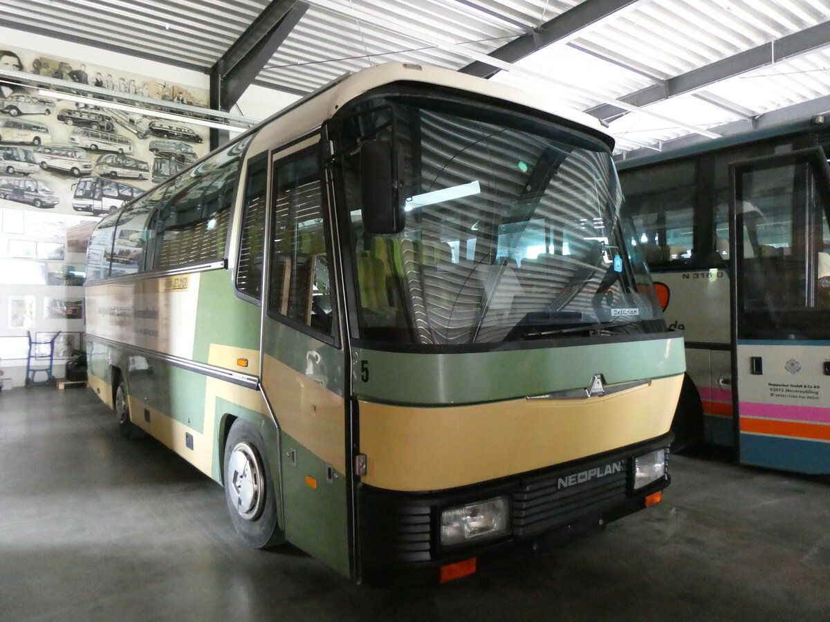 (261'363) - ASK Schangnau (Auw�rter) - Nr. 5/PID 3275 - Neoplan (ex Lonza, CH-Visp Nr. 32) am 14. April 2024 in Pilsting, Auw�rter Automobil-Park
