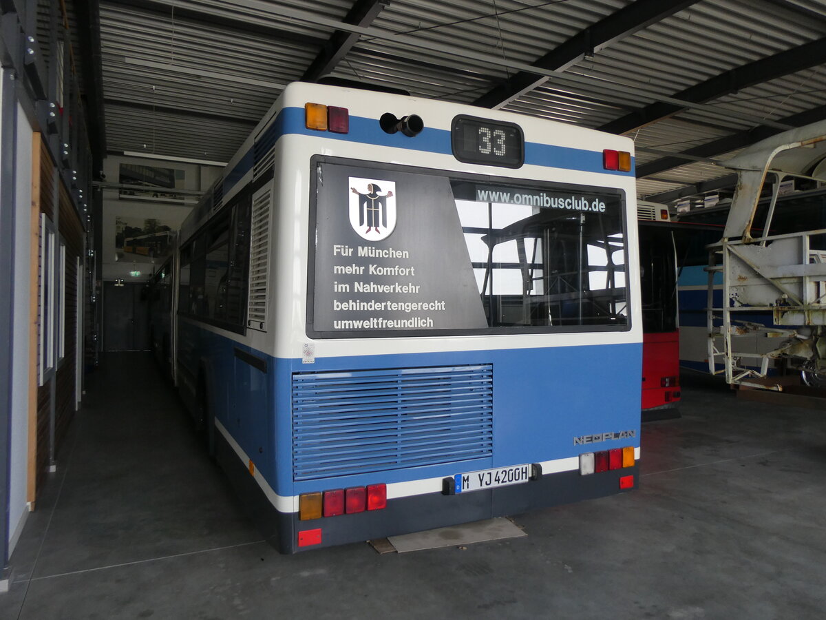 (261'374) - MVG M�nchen (OCM) - Nr. 5410/M-YJ 4200H - Neoplan am 14. April 2024 in Pilsting, Auw�rter Automobil-Park