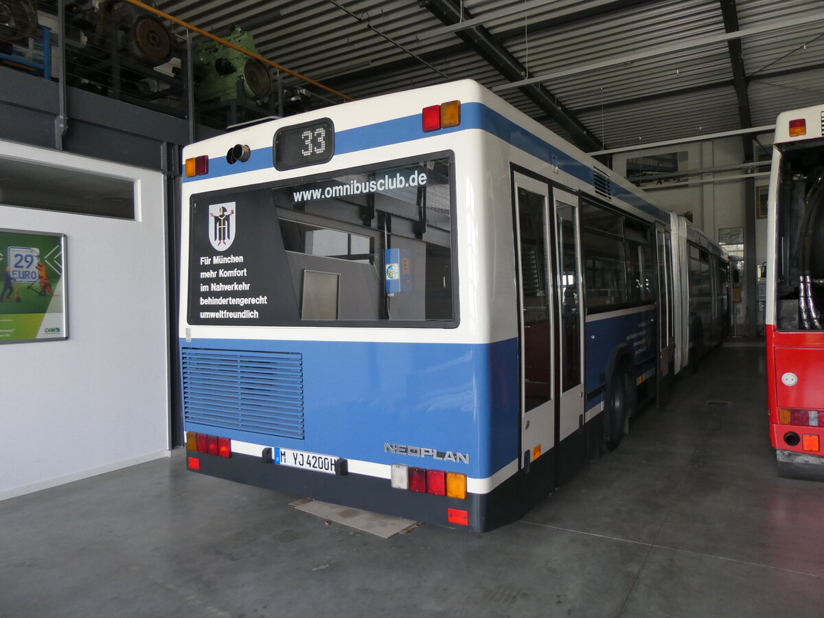 (261'375) - MVG M�nchen (OCM) - Nr. 5410/M-YJ 4200H - Neoplan am 14. April 2024 in Pilsting, Auw�rter Automobil-Park