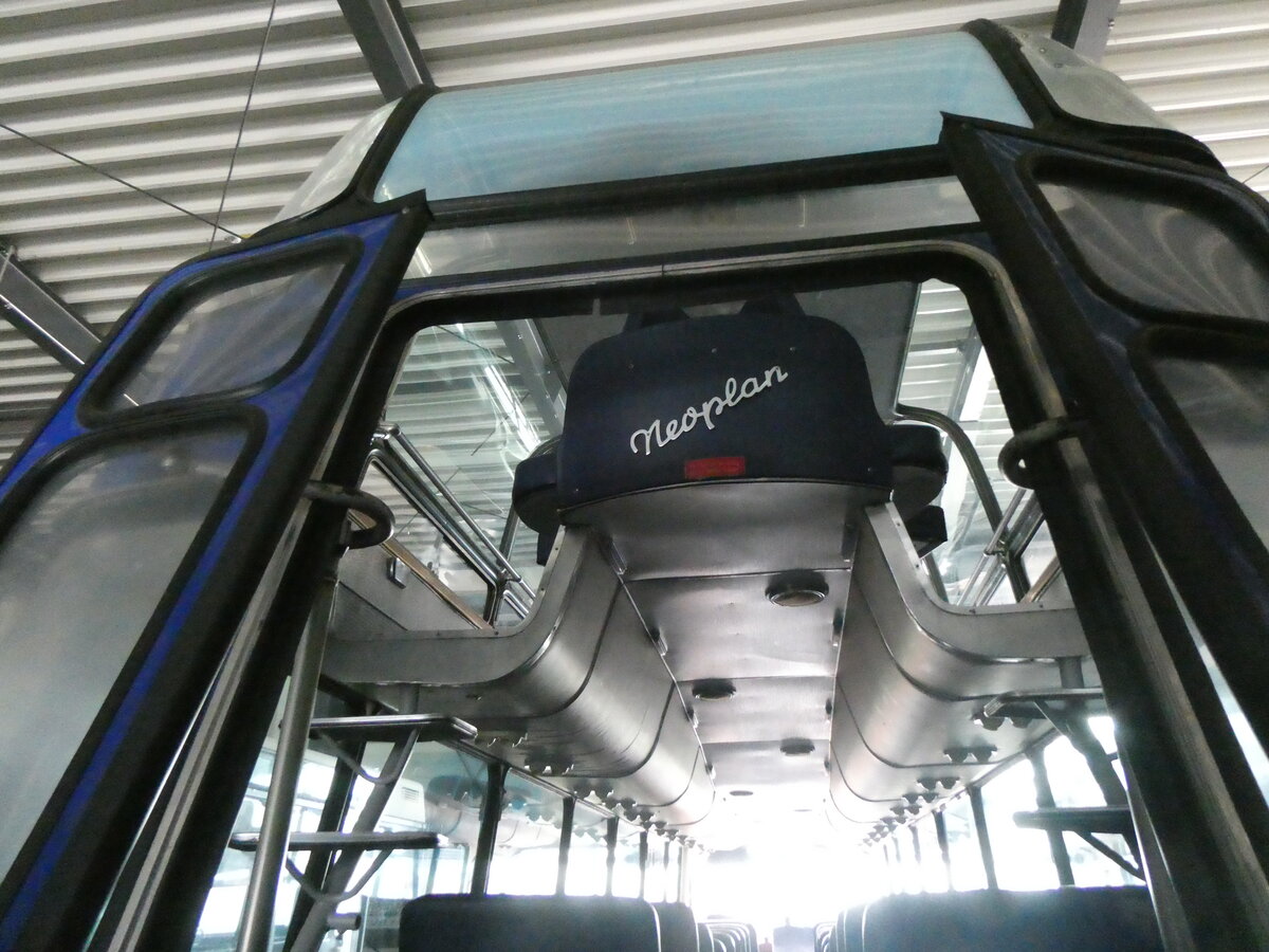 (261'380) - Berolina, Berlin (Auw�rter) - DGF-AU 65H - Neoplan am 14. April 2024 in Pilsting, Auw�rter Automobil-Park (Innenaufnahme)