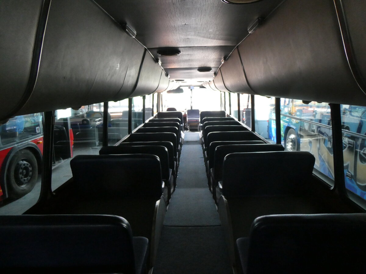 (261'381) - Berolina, Berlin (Auw�rter) - DGF-AU 65H - Neoplan am 14. April 2024 in Pilsting, Auw�rter Automobil-Park (Innenaufnahme)