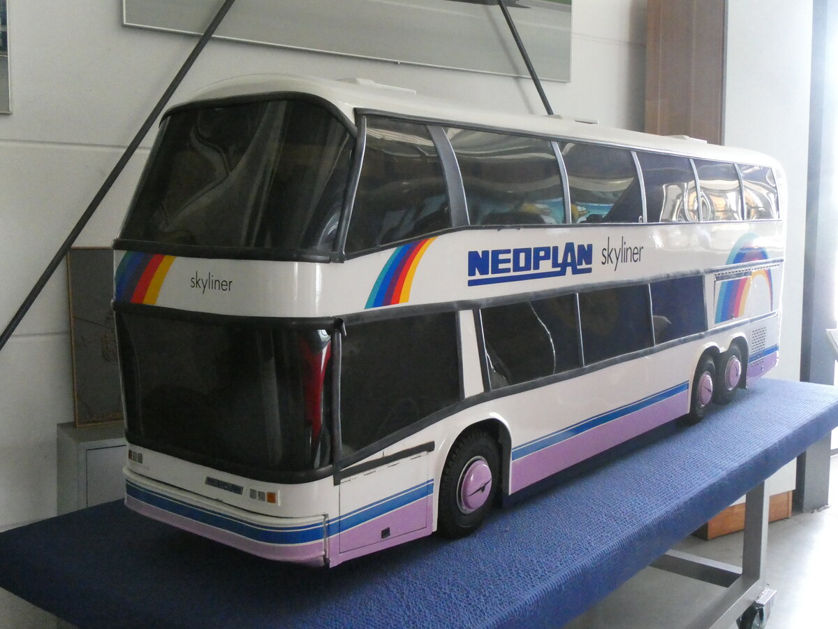 (261'382) - ??? - Neoplan Skyliner am 14. April 2024 in Pilsting, Auw�rter Automobil-Park (Modell)