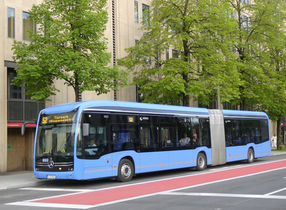 (261'426) - MVG M�nchen - Nr. 5011/M-VG 5011 - eMercedes am 14. April 2024 in M�nchen, Sendlinger Tor