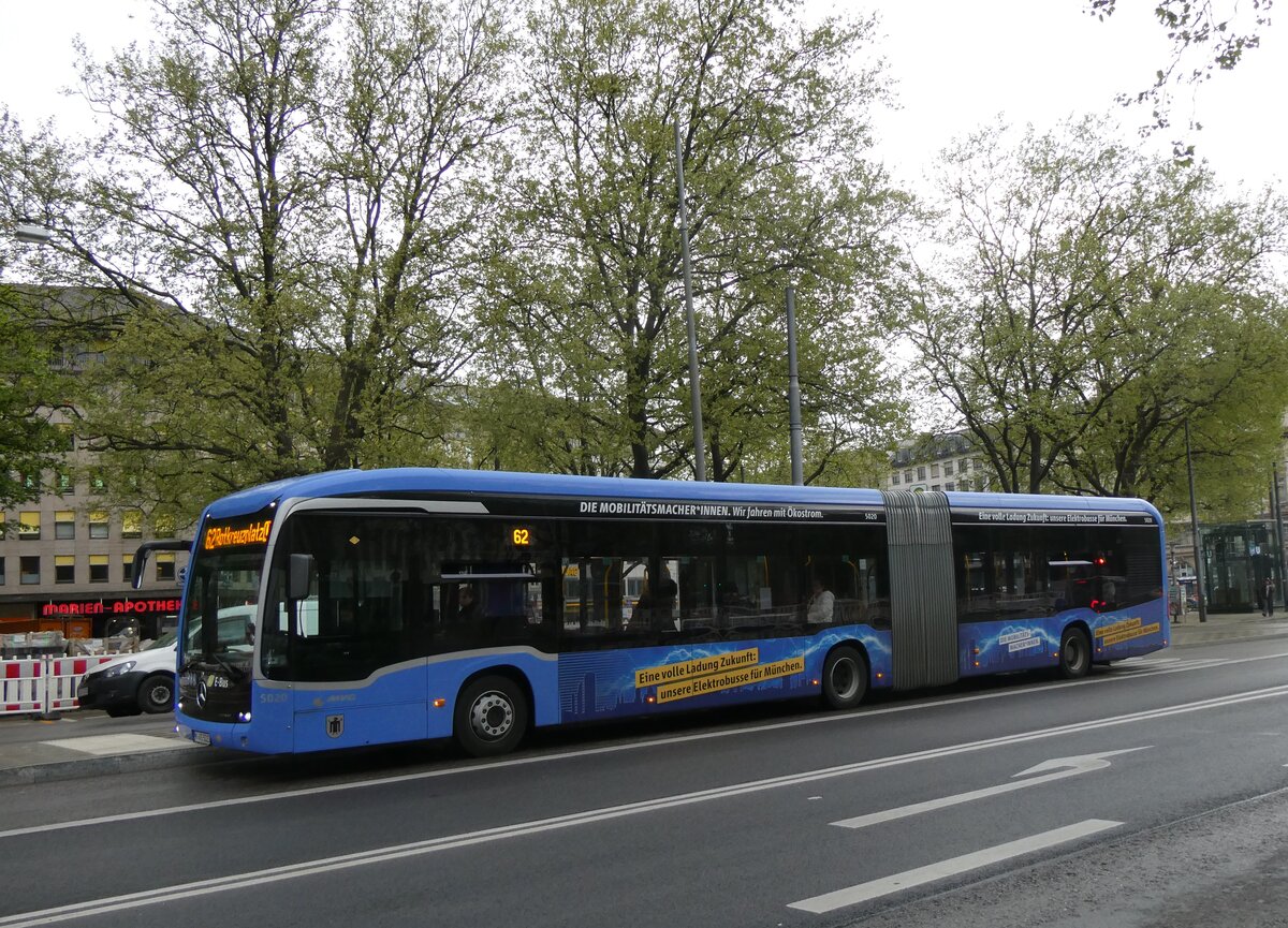 (261'436) - MVG M�nchen - Nr. 5020/M-VG 5020 - eMercedes am 15. April 2024 in M�nchen, Sendlinger Tor