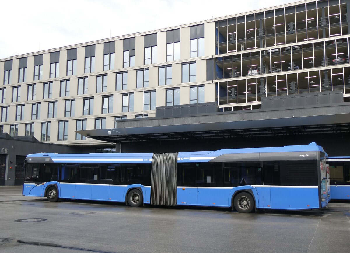 (261'453) - MVG M�nchen - Nr. 5595/M-VG 5595 - Solaris am 15. April 2024 in Moosach, Betriebshof