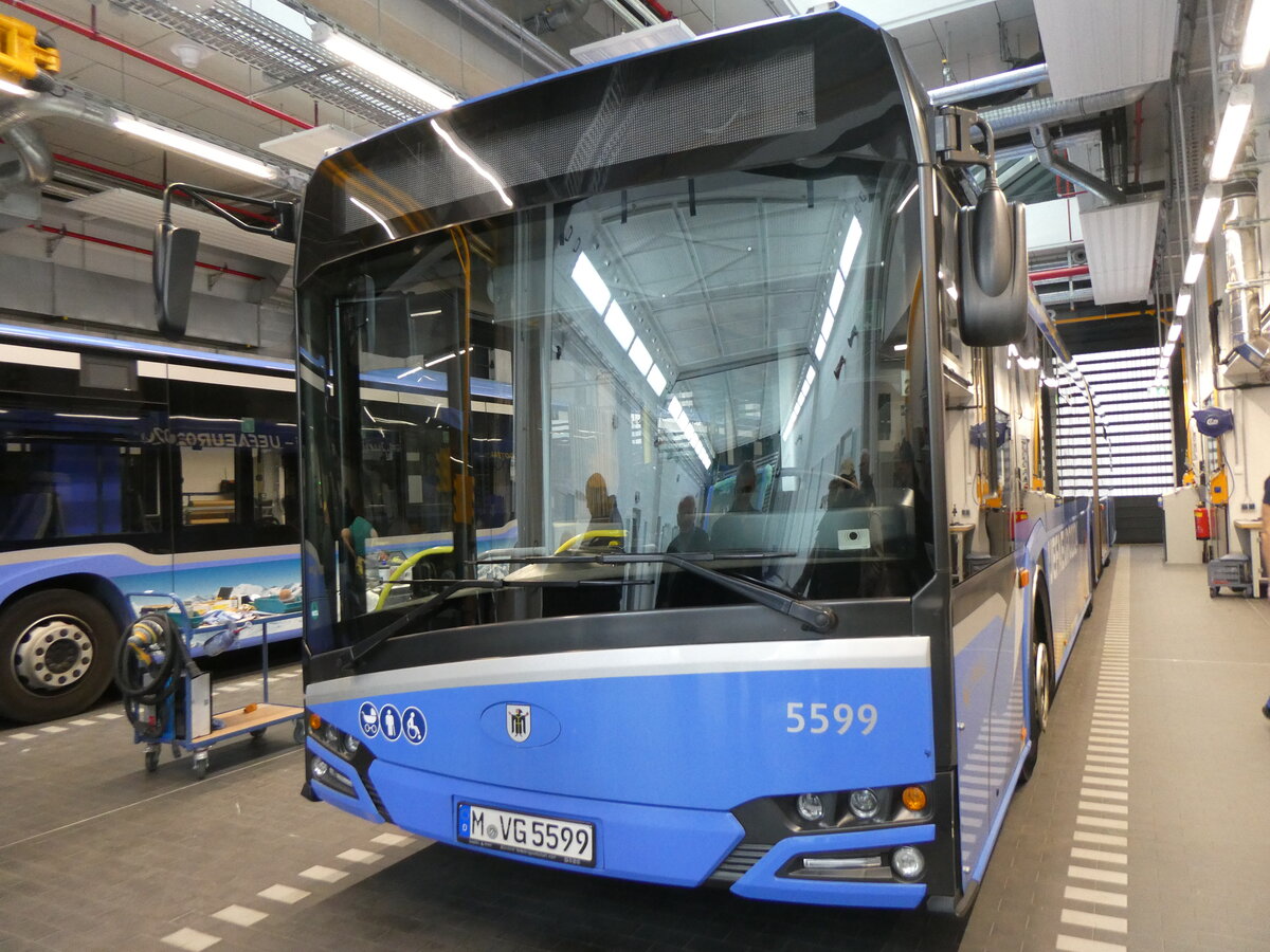 (261'456) - MVG M�nchen - Nr. 5599/M-VG 5599 - Solaris am 15. April 2024 in Moosach, Betriebshof