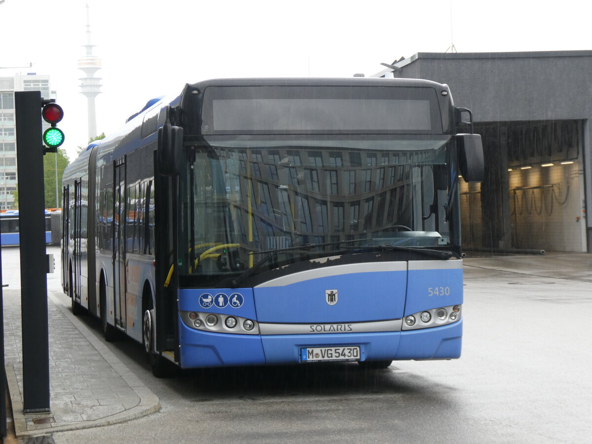 (261'459) - MVG M�nchen - Nr. 5430/M-VG 5430 - Solaris am 15. April 2024 in Moosach, Betriebshof