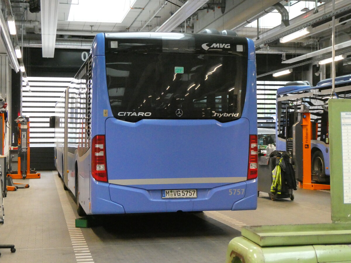 (261'461) - MVG M�nchen - Nr. 5757/M-VG 5757 - Mercedes am 15. April 2024 in Moosach, Betriebshof