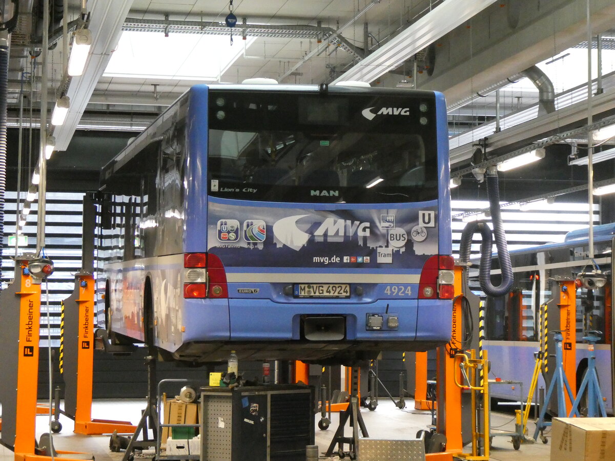 (261'463) - MVG M�nchen - Nr. 4924/M-VG 4924 - MAN am 15. April 2024 in Moosach, Betriebshof