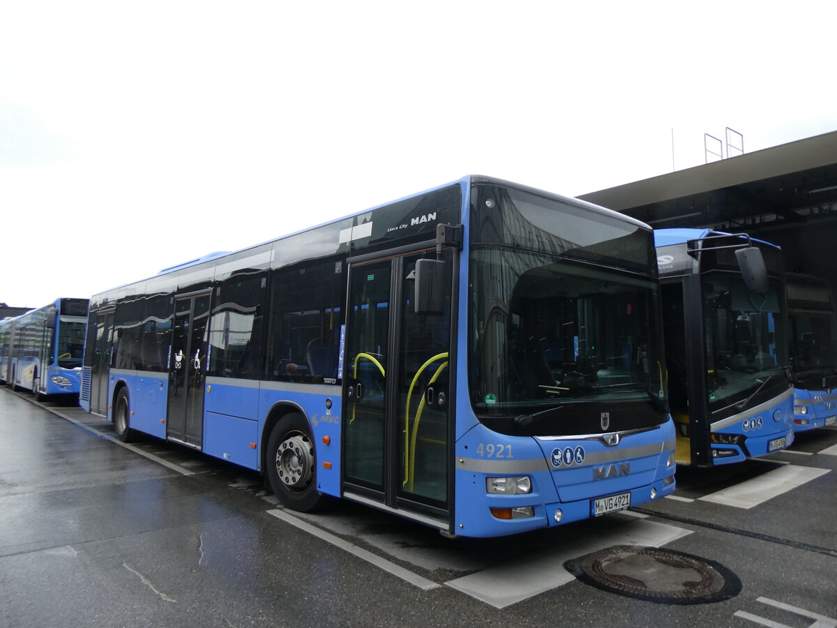 (261'467) - MVG M�nchen - Nr. 4921/M-VG 4921 - MAN am 15. April 2024 in Moosach, Betriebshof