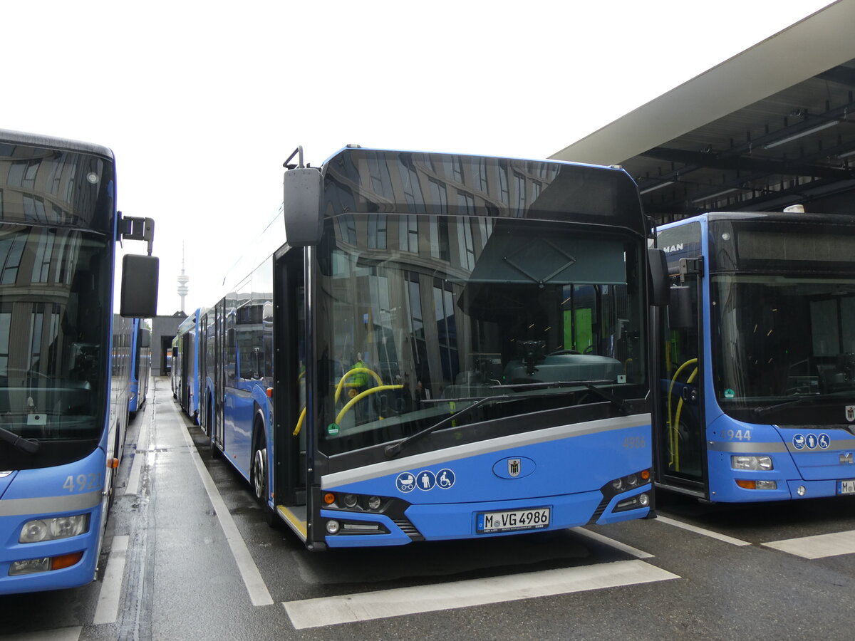 (261'468) - MVG M�nchen - Nr. 4986/M-VG 4986 - Solaris am 15. April 2024 in Moosach, Betriebshof