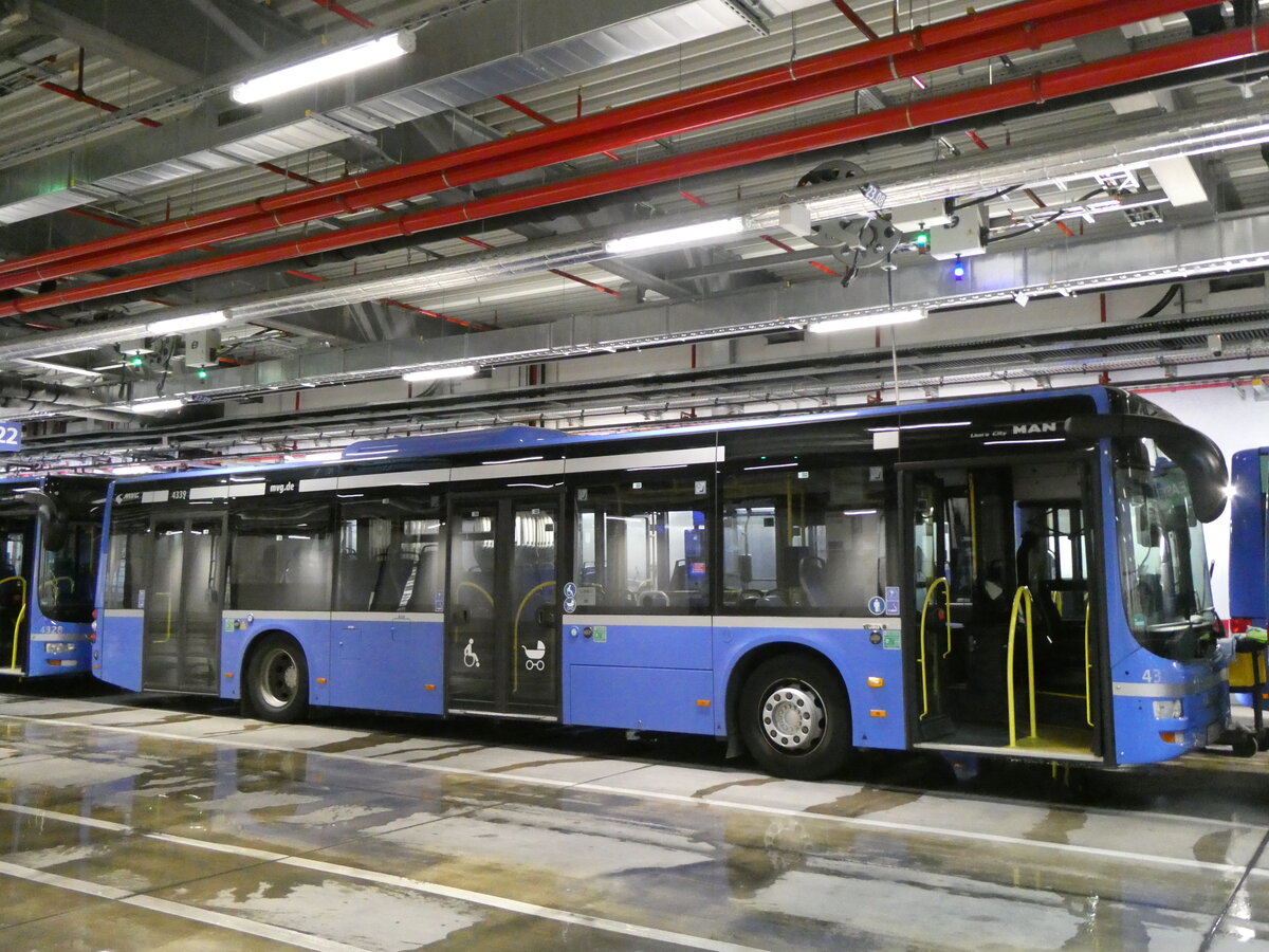 (261'483) - MVG M�nchen - Nr. 4339/M-VG 4339 - MAN am 15. April 2024 in Moosach, Betriebshof