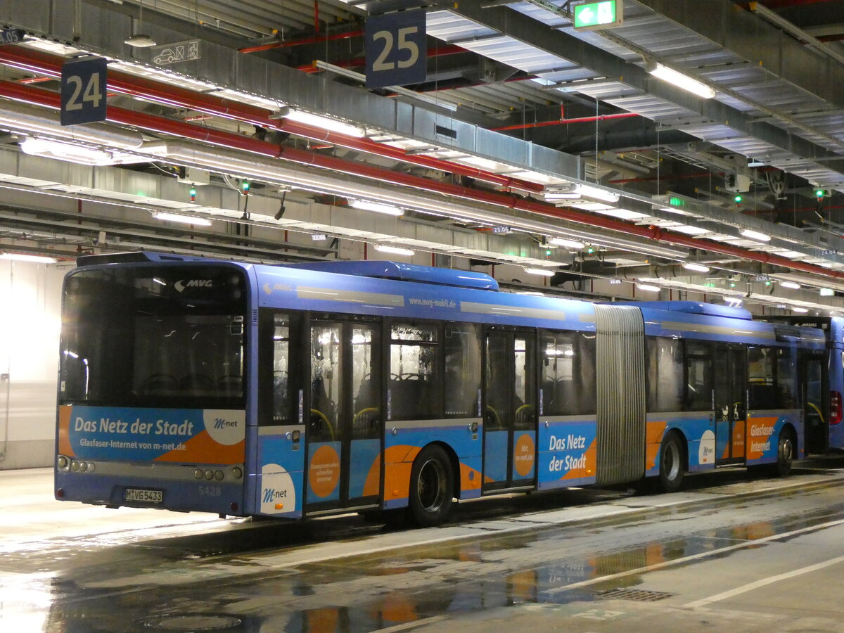 (261'485) - MVG M�nchen - Nr. 5433/M-VG 5433 - Solaris am 15. April 2024 in Moosach, Betriebshof