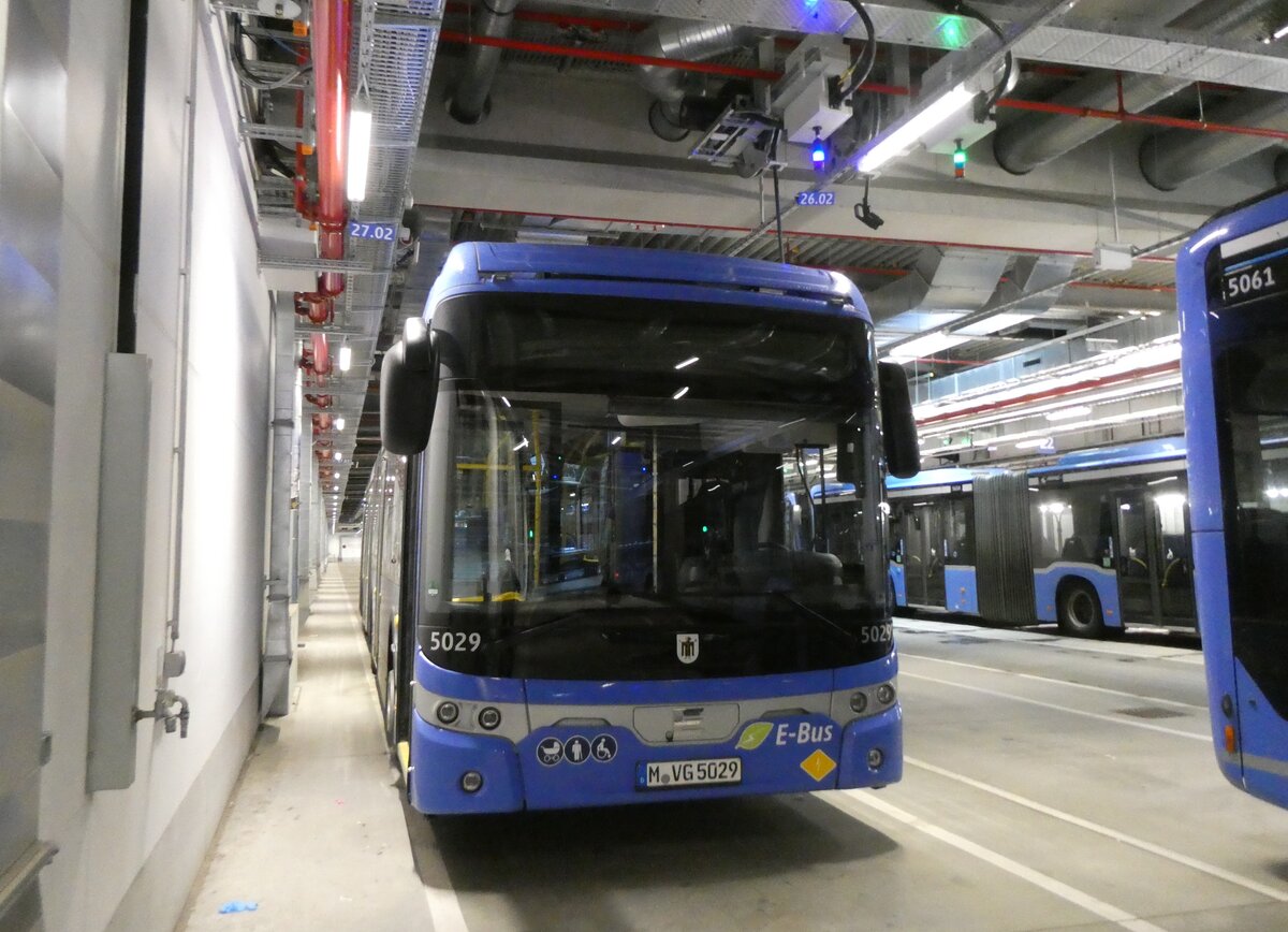 (261'487) - MVG M�nchen - Nr. 5029/M-VG 5029 - eEbusco am 15. April 2024 in Moosach, Betriebshof