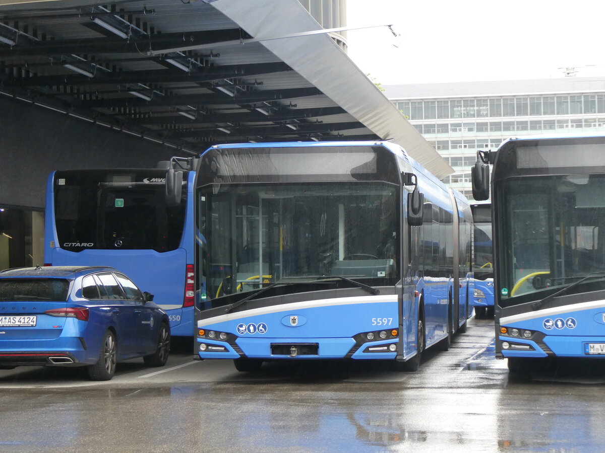 (261'489) - MVG M�nchen - Nr. 5597/M-VG 5597 - Solaris am 15. April 2024 in Moosach, Betriebshof