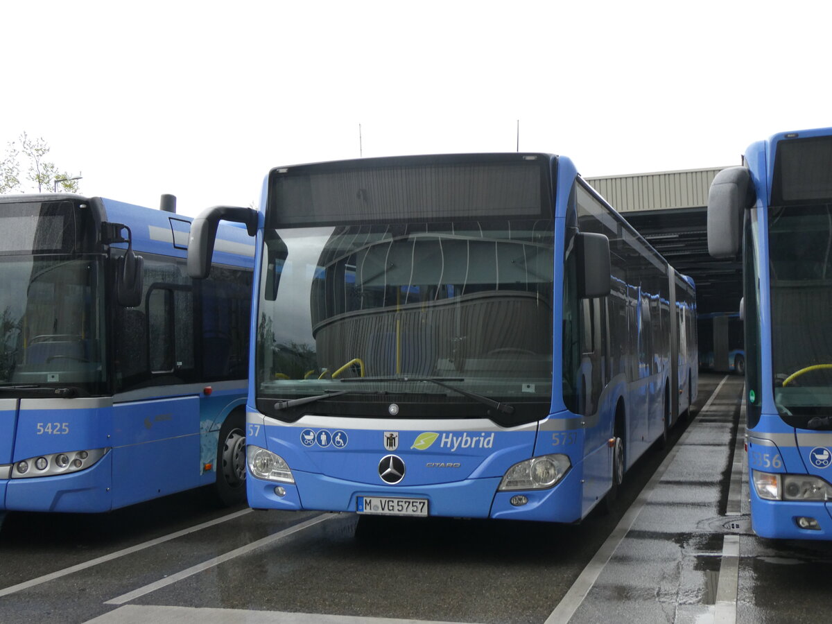 (261'499) - MVG M�nchen - Nr. 5757/M-VG 5757 - Mercedes am 15. April 2024 in Moosach, Betriebshof