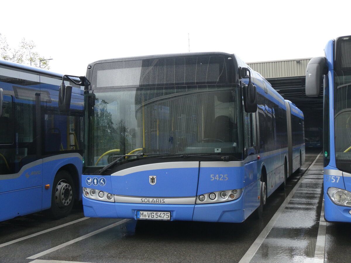 (261'500) - MVG M�nchen - Nr. 5425/M-VG 5425 - Solaris am 15. April 2024 in Moosach, Betriebshof