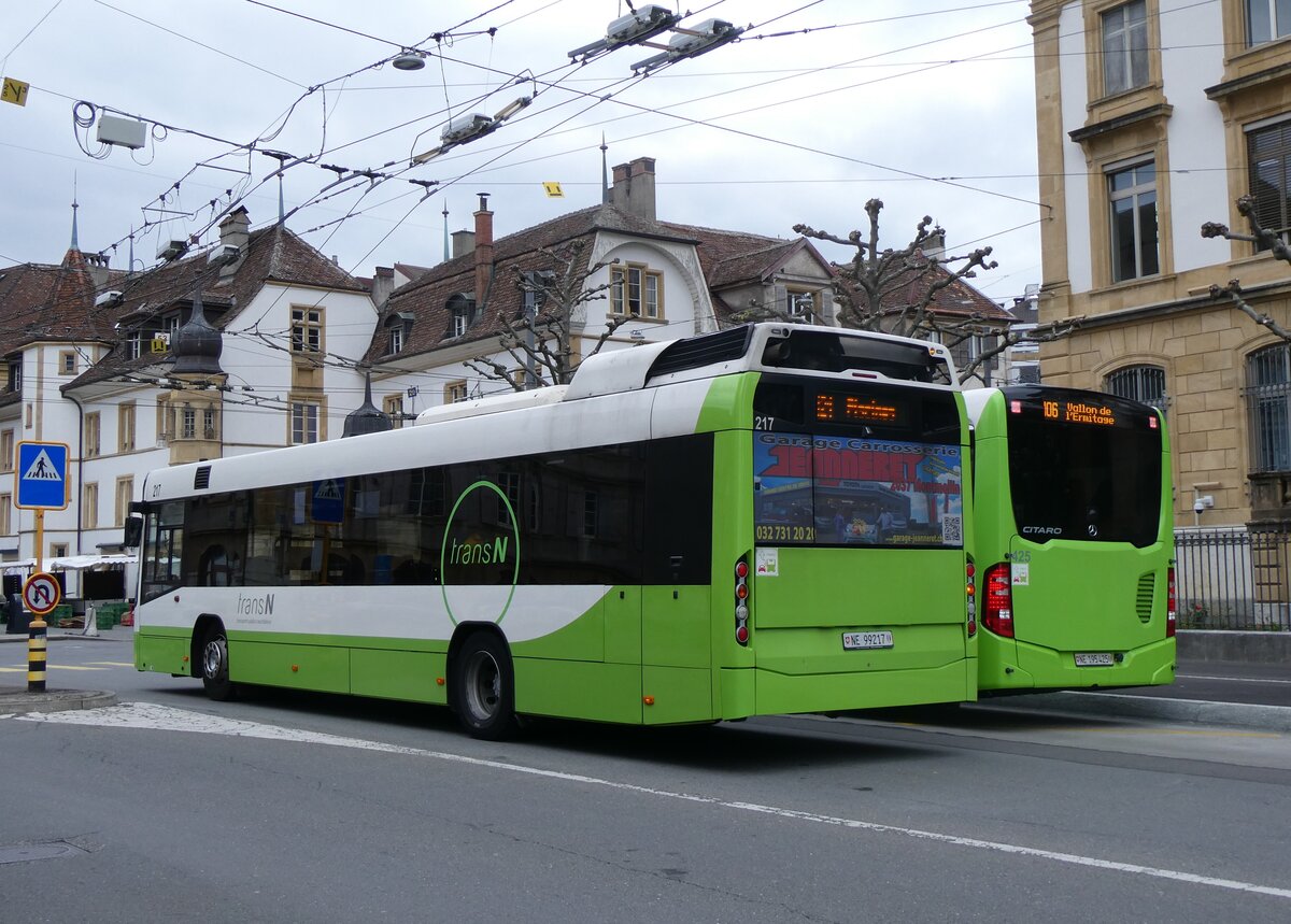 (261'672) - transN, La Chaux-de-Fonds - Nr. 217/NE 99'217 - Volvo (ex TN Neuch�tel Nr. 217) am 23. April 2024 in Neuch�tel, Place Pury