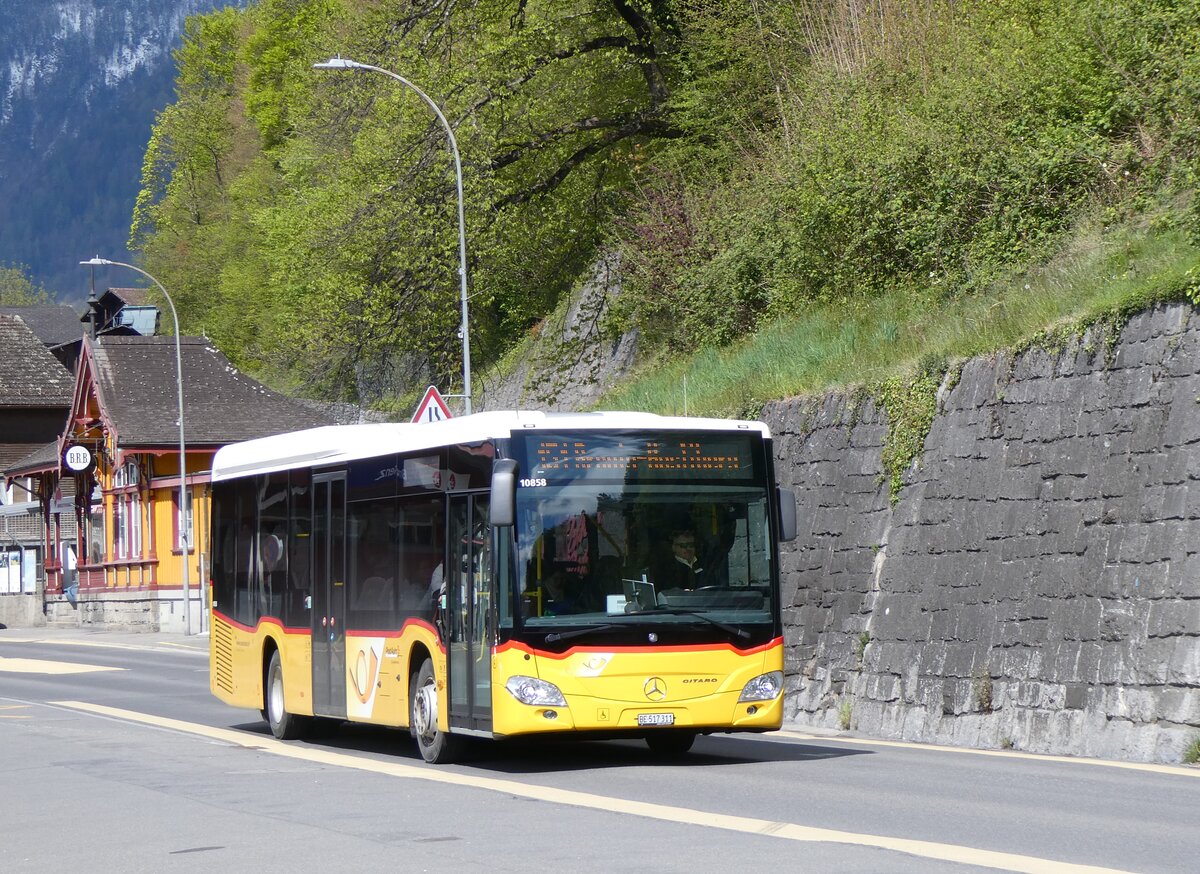 (261'691) - Fl�ck, Brienz - Nr. 4/BE 517'311/PID 10'858 - Mercedes am 25. April 2024 beim Bahnhof Brienz