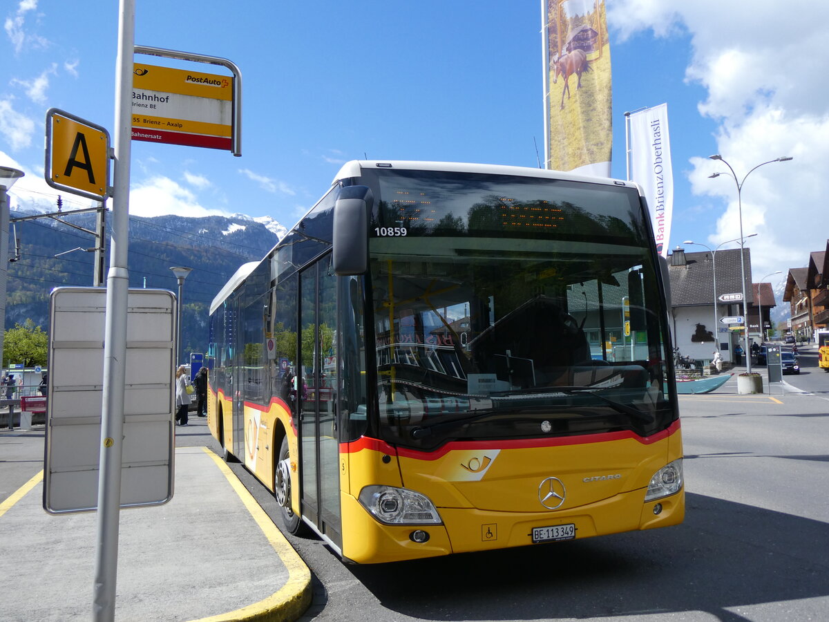 (261'696) - Fl�ck, Brienz - Nr. 5/BE 113'349/PID 10'859 - Mercedes am 25. April 2024 beim Bahnhof Brienz