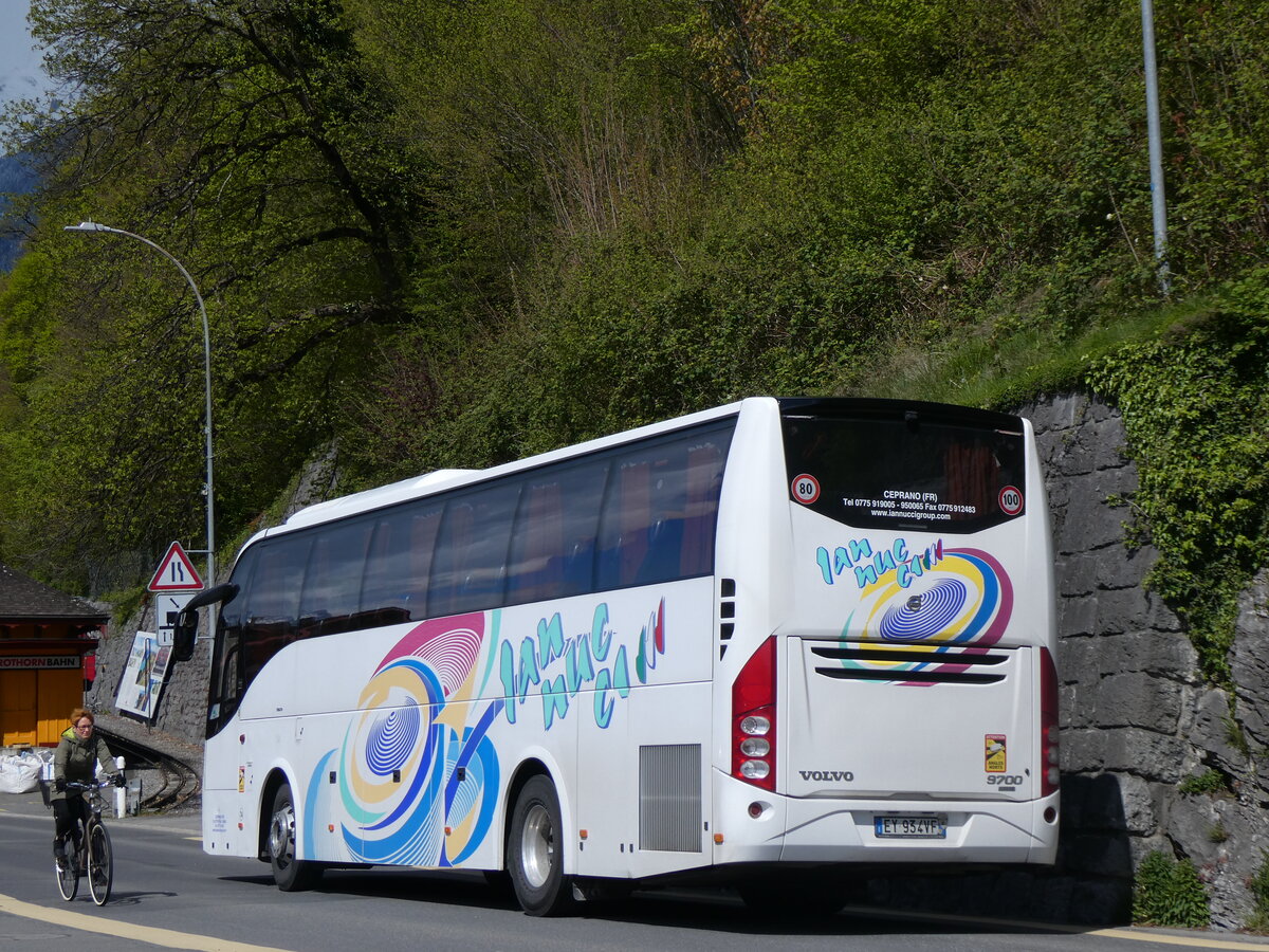 (261'697) - Aus Italien: Iannucci, Ceprano - Nr. 74/EY-934 VF - Volvo am 25. April 2024 beim Bahnhof Brienz
