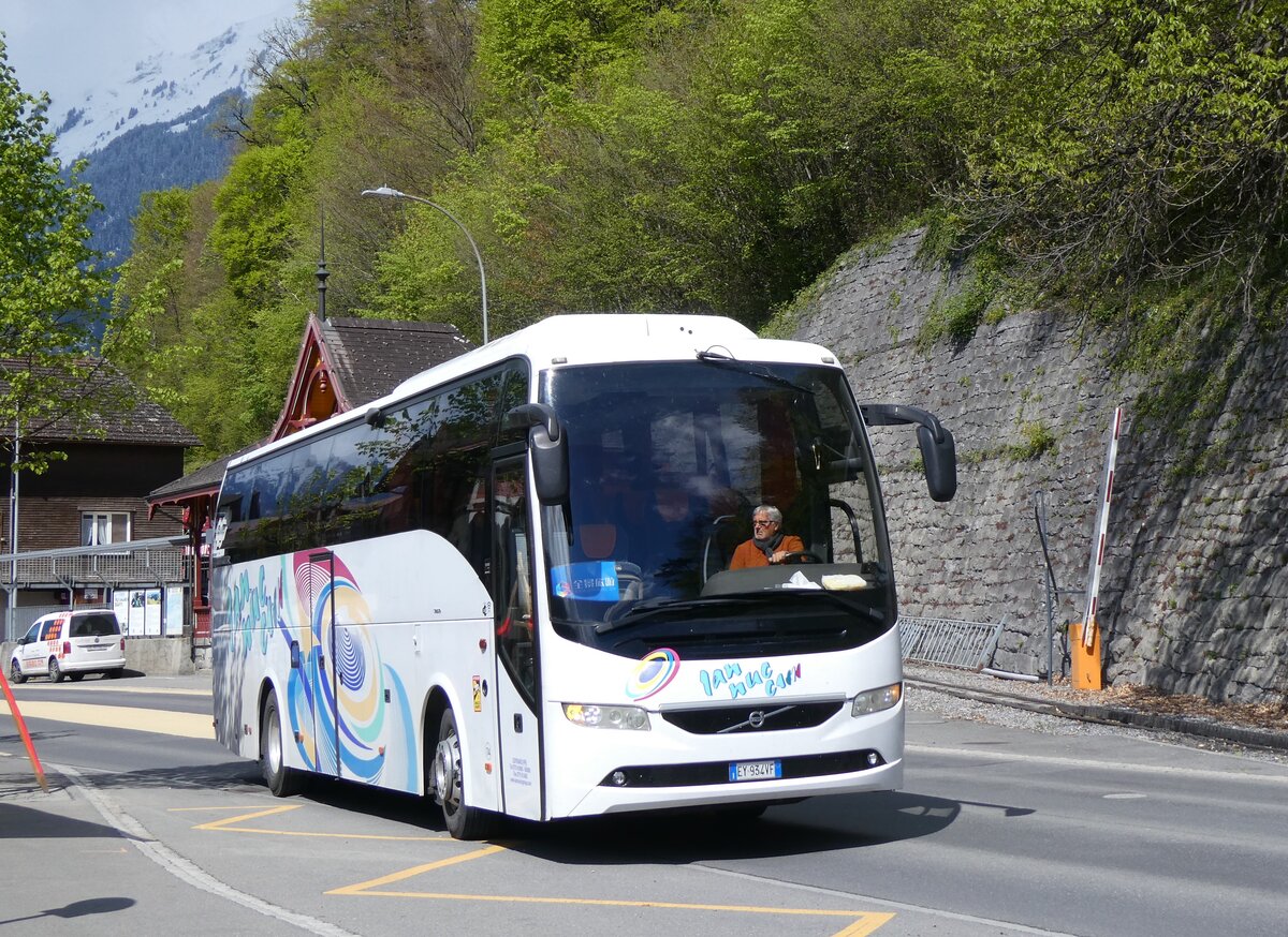(261'698) - Aus Italien: Iannucci, Ceprano - Nr. 74/EY-934 VF - Volvo am 25. April 2024 beim Bahnhof Brienz