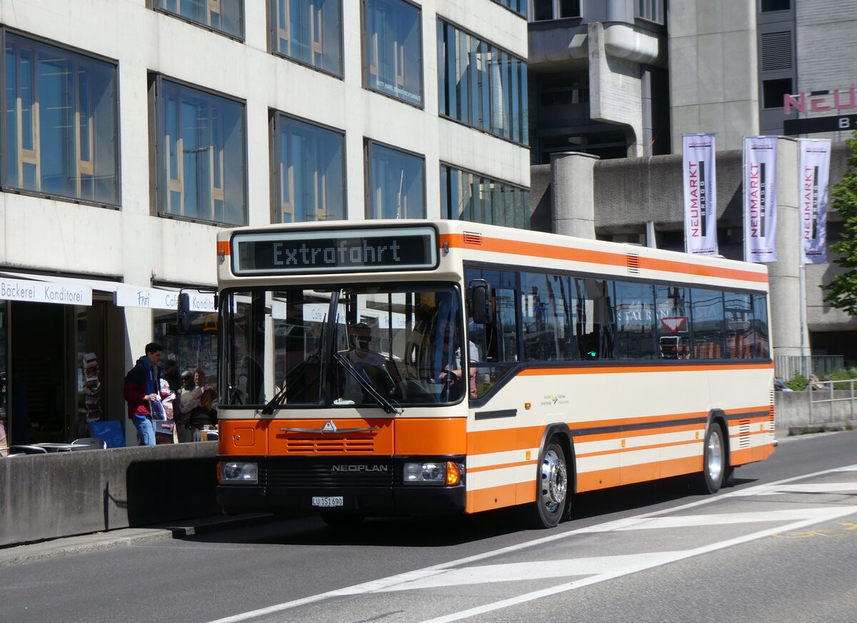 (261'740) - BSF Hochdorf - Nr. 11/LU 151'690 - Neoplan (ex M�der, Schwanden) am 27. April 2024 beim Bahnhof Brugg