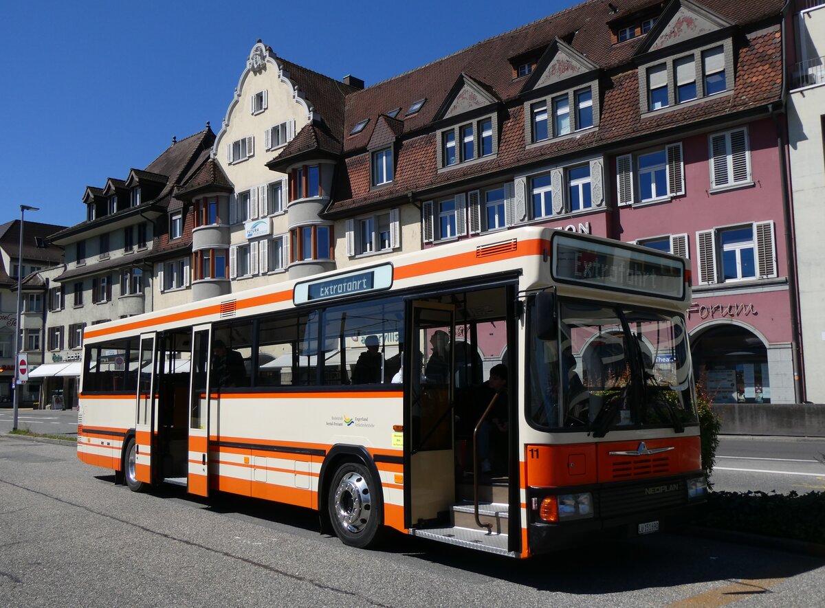 (261'742) - BSF Hochdorf - Nr. 11/LU 151'690 - Neoplan (ex M�der, Schwanden) am 27. April 2024 beim Bahnhof Brugg