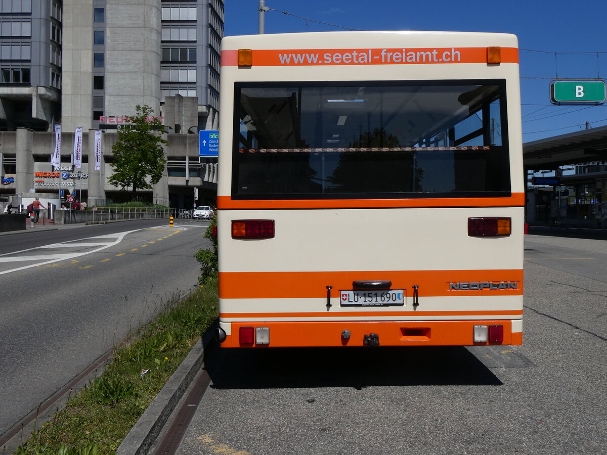 (261'768) - BSF Hochdorf - Nr. 11/LU 151'690 - Neoplan (ex M�der, Schwanden) am 27. April 2024 beim Bahnhof Brugg