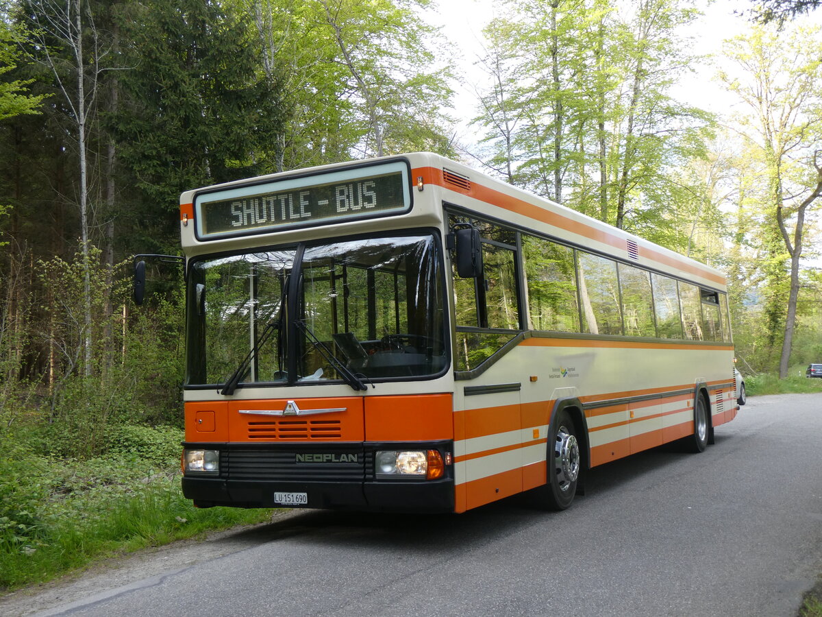 (261'771) - BSF Hochdorf - Nr. 11/LU 151'690 - Neoplan (ex M�der, Schwanden) am 27. April 2024 in Wohlen, Alte Bremgartenstrasse