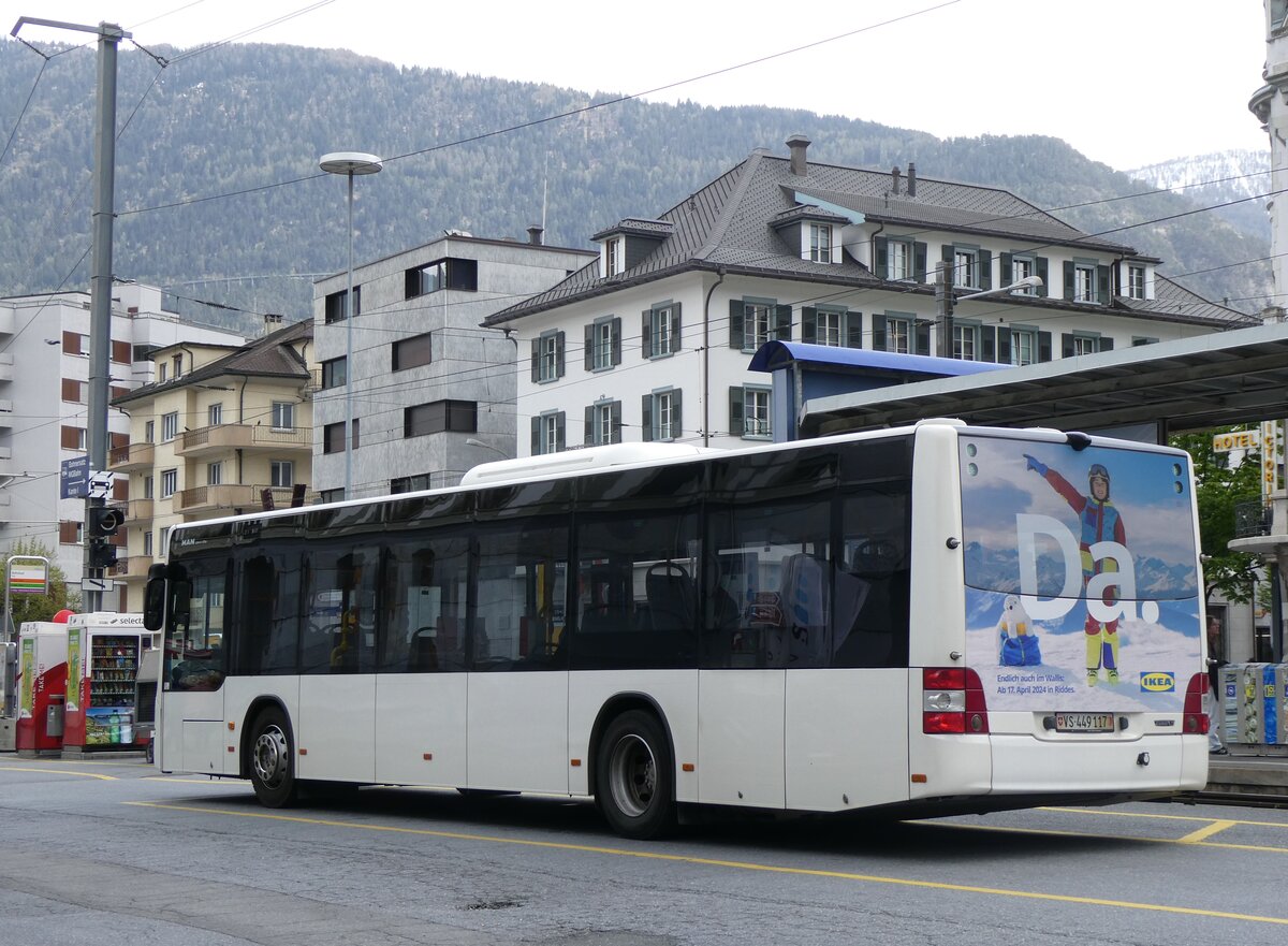 (261'836) - PostAuto Wallis - VS 449'117/PID 10'445 - MAN am 29. April 2024 beim Bahnhof Brig