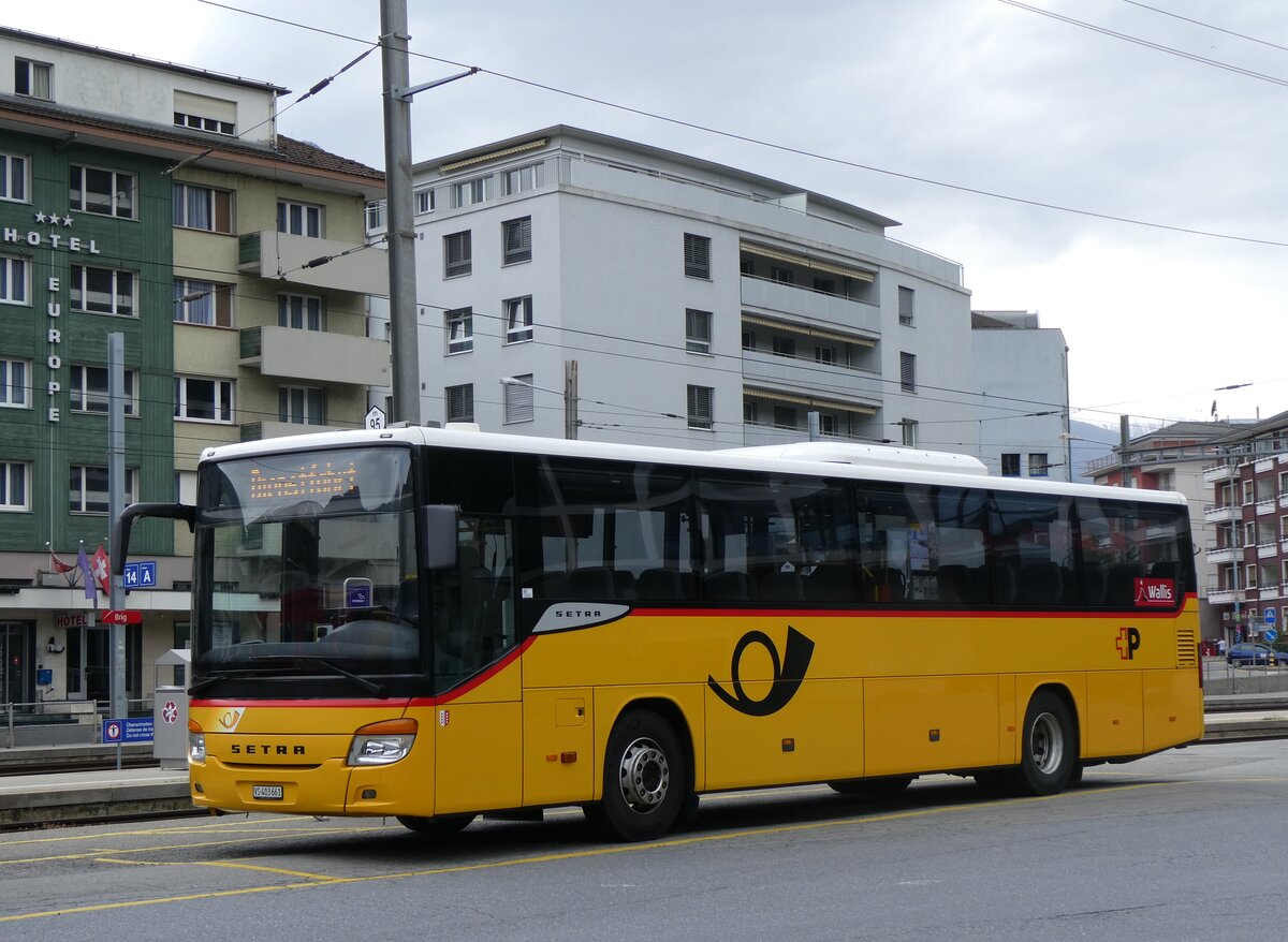 (261'838) - PostAuto Wallis - VS 403'661/PID 5621 - Setra am 29. April 2024 beim Bahnhof Brig