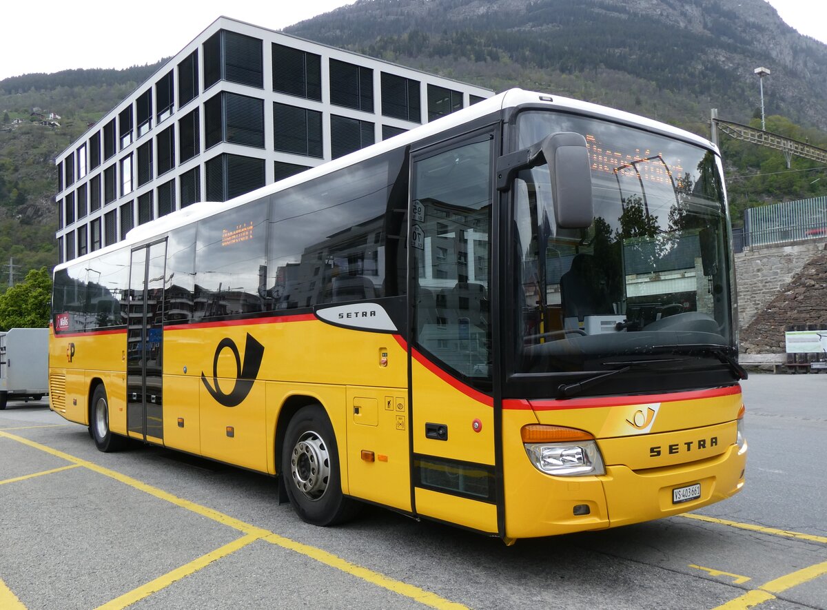 (261'839) - PostAuto Wallis - VS 403'661/PID 5621 - Setra am 29. April 2024 beim Bahnhof Brig