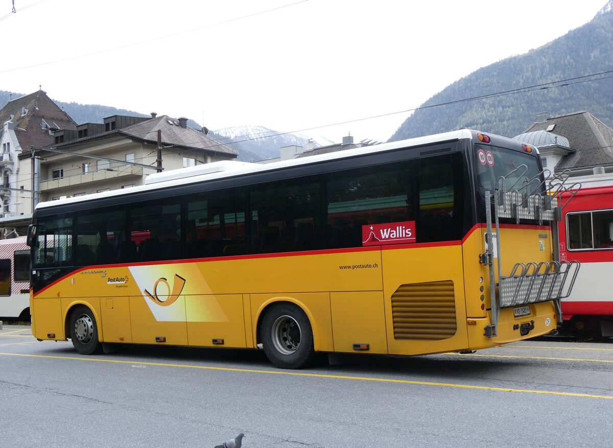 (261'840) - PostAuto Wallis - VS 2483/PID 5163 - Irisbus (ex Moosalp Tours, Stalden) am 29. April 2024 beim Bahnhof Brig