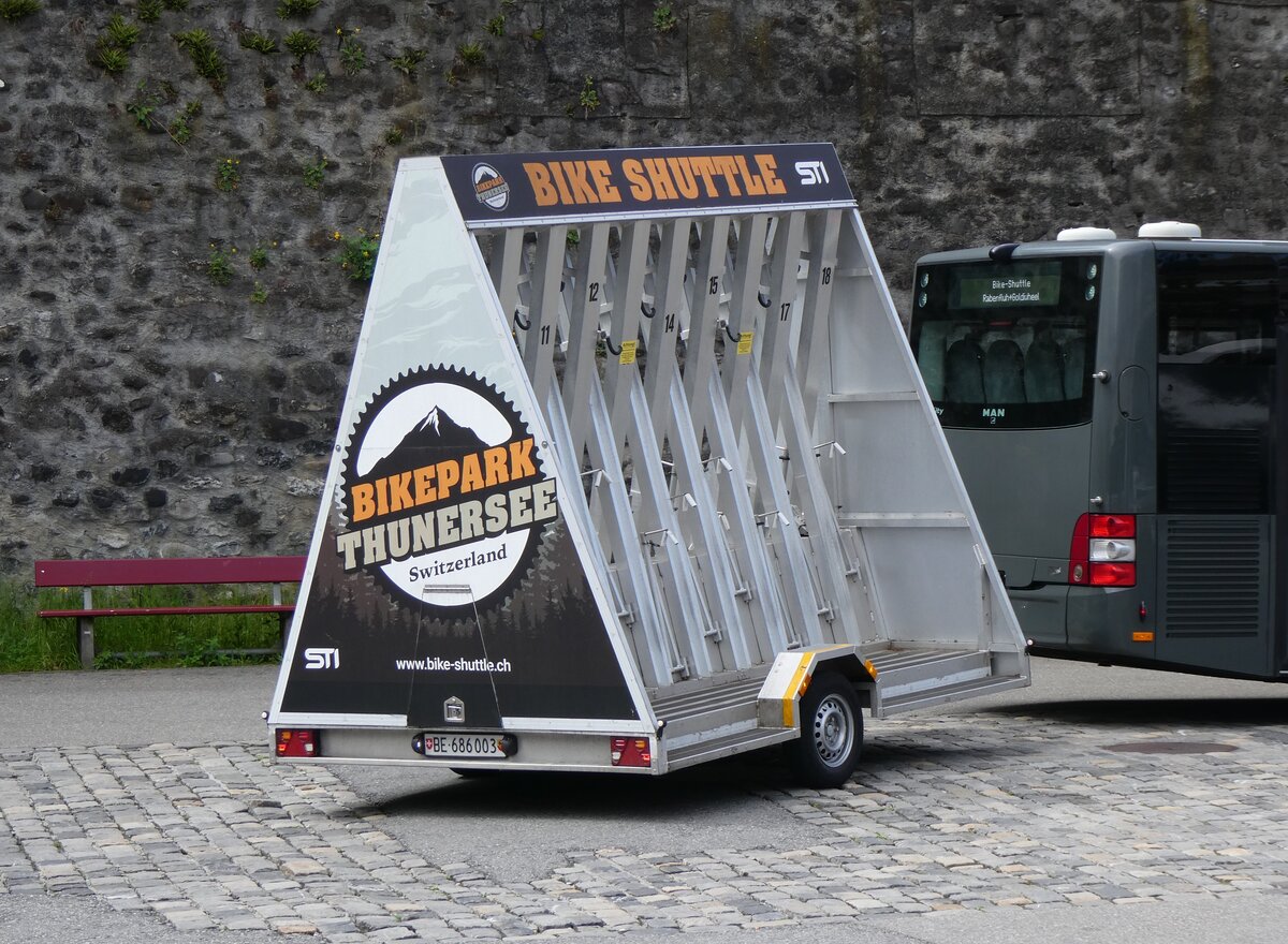 (262'235) - STI Thun - BE 686'003 - Knott Veloanh�nger am 9. Mai 2024 in Thun, Berntorplatz